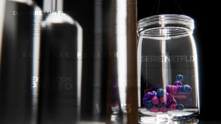 Des billes colorées dans un bocal en verre.