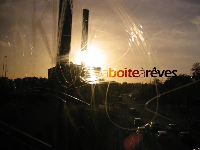 La Boîte à rêves sur une photographie à contre-jour.
