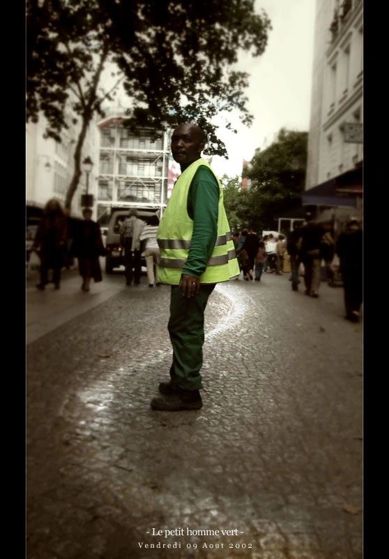 Portrait de rue au format vertical.
