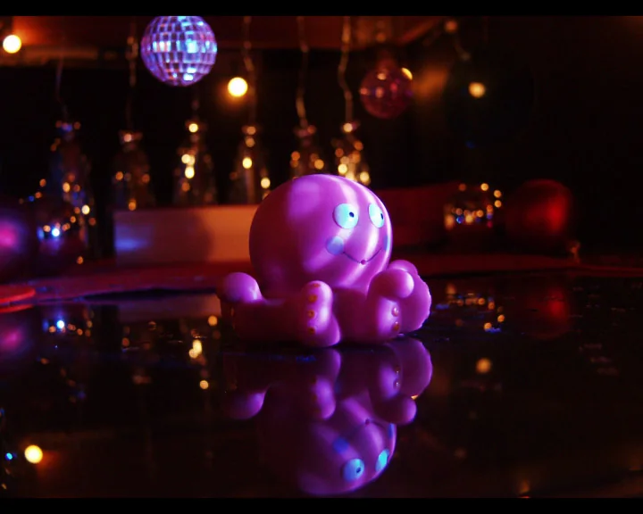 Une pieuvre violette sur une piste de danse.